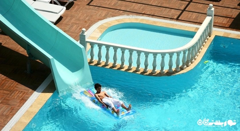 استخر روباز هتل گرند آگژا